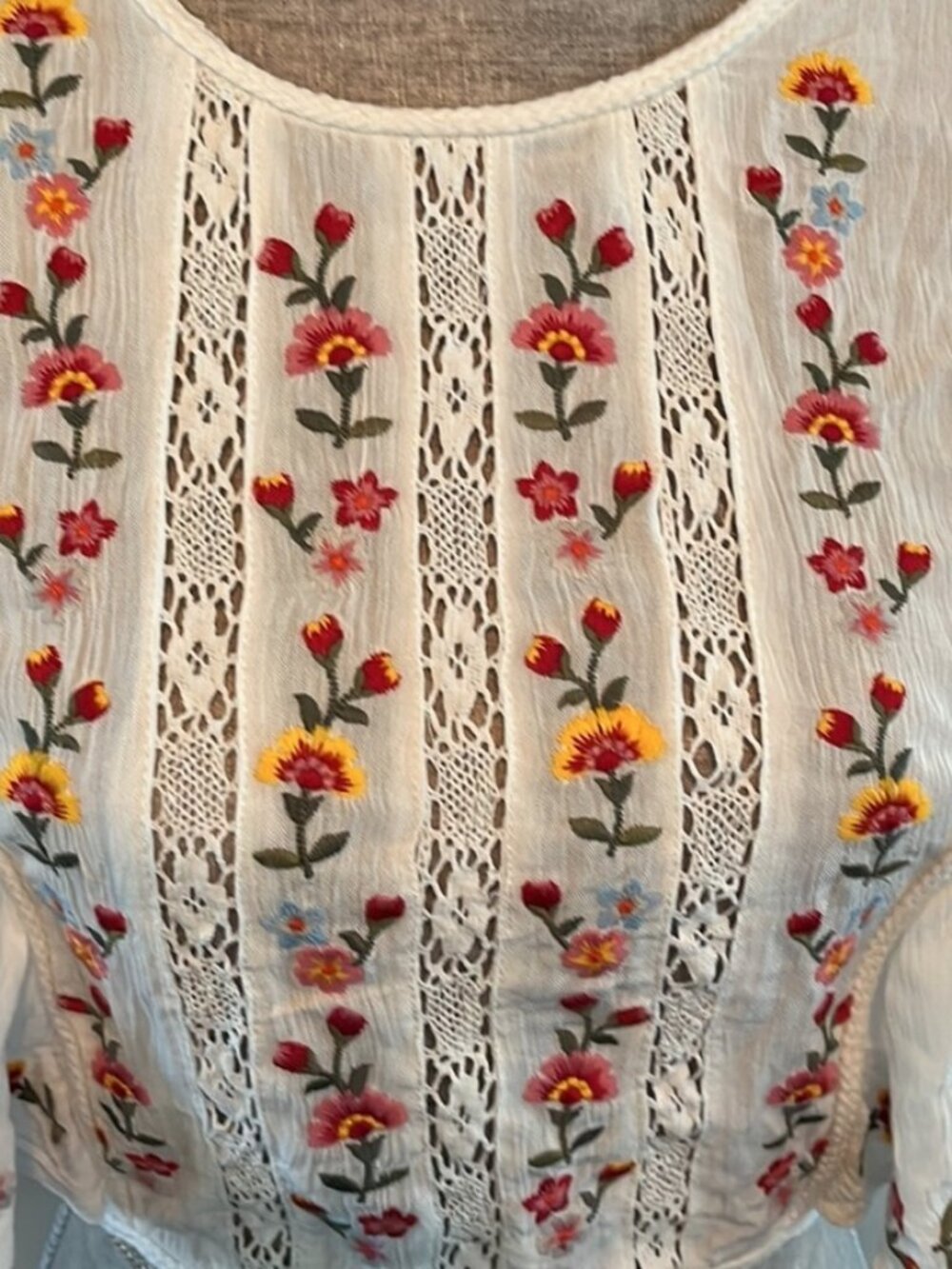 Cropped blouse with embroidery and lace open back. - Picture 2 of 3
